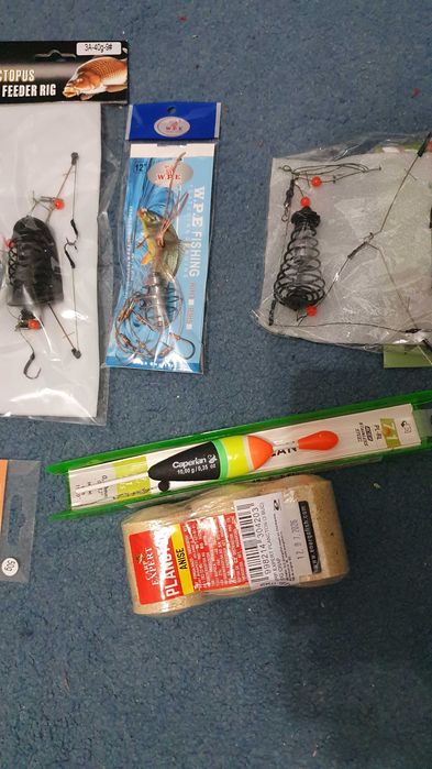 Vand set de 8 monturi de pescuit NOI+un bonus