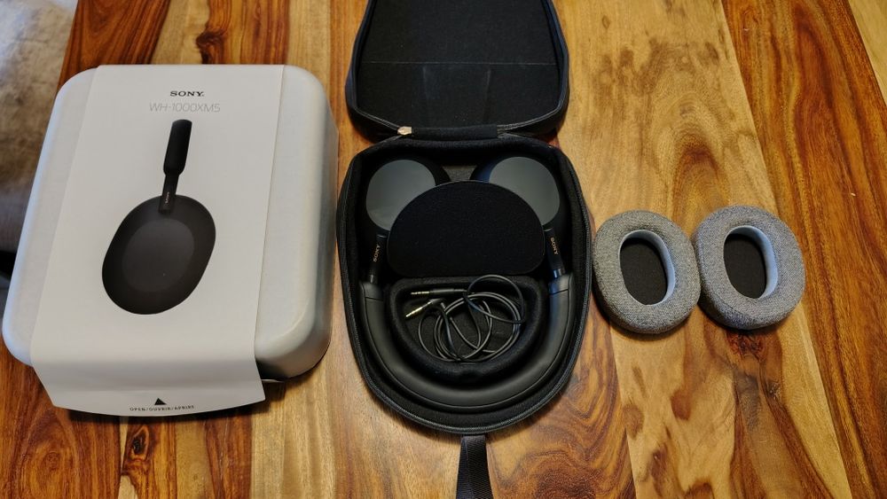 Casti Sony WH-1000XM5 cu defect