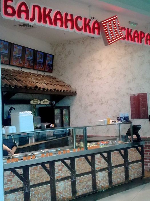 Топли и салатени витрини !