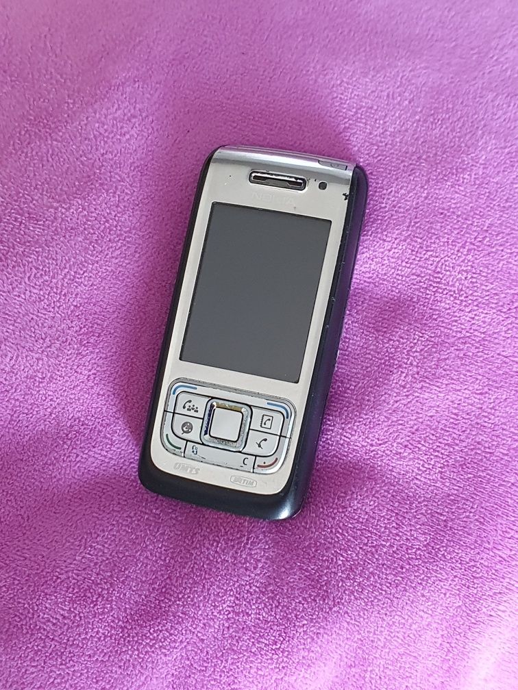 Telefon Nokia Slide cu încărcător