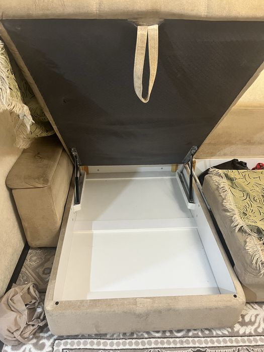 Угловой диван в хорошем состоянии