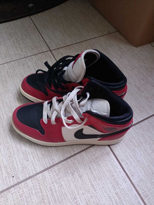 Air Jordan 1 Mid Chicago Black Toe