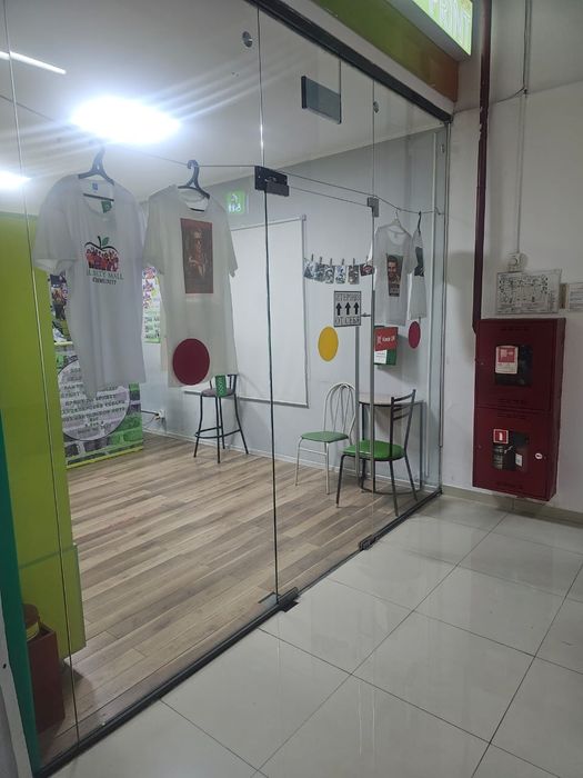 Продам стеклянную дверь с перегородкой