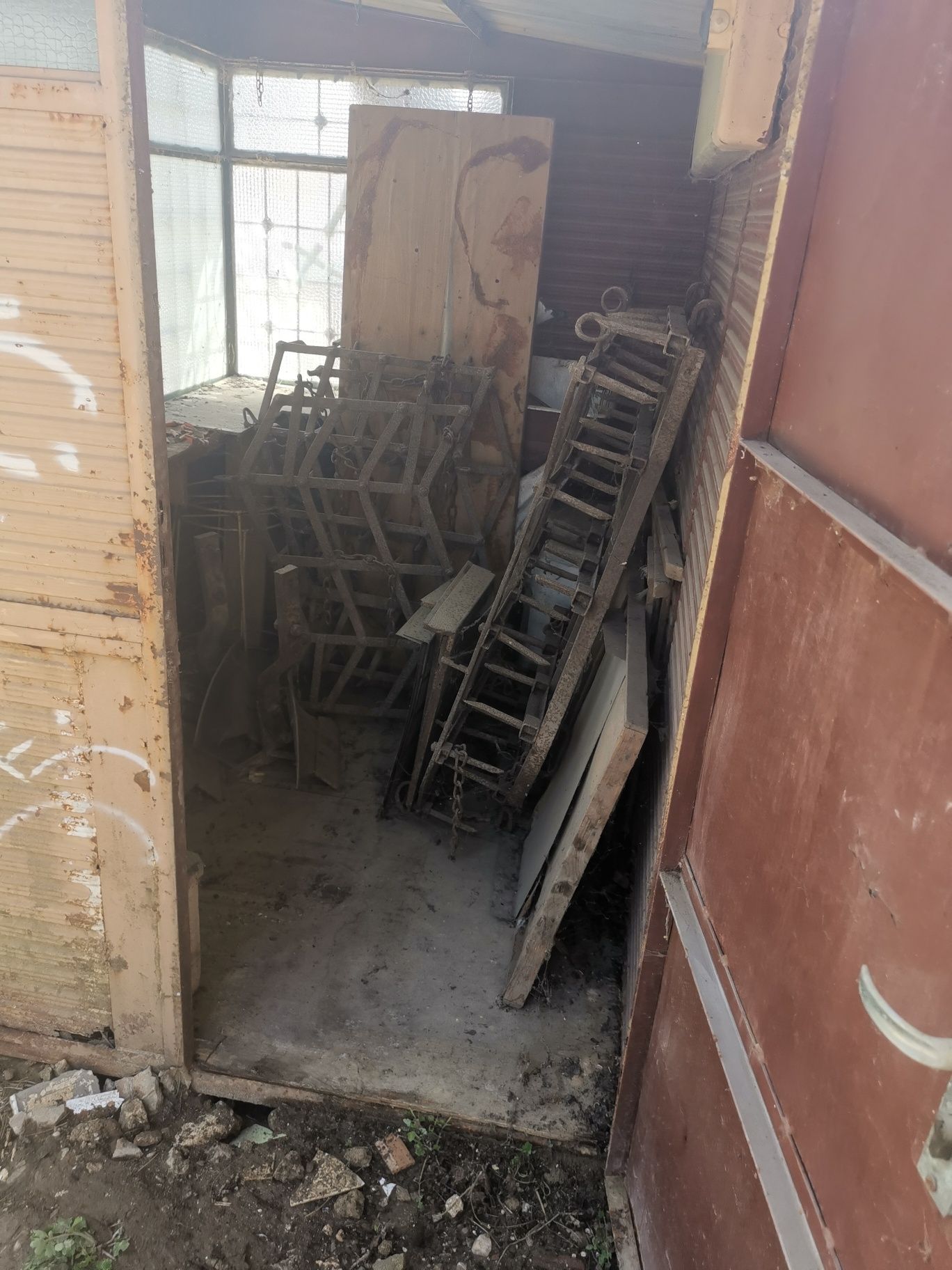 Продавам 2 грапи/търмъци за 99 лв. И павилион/будка за 350