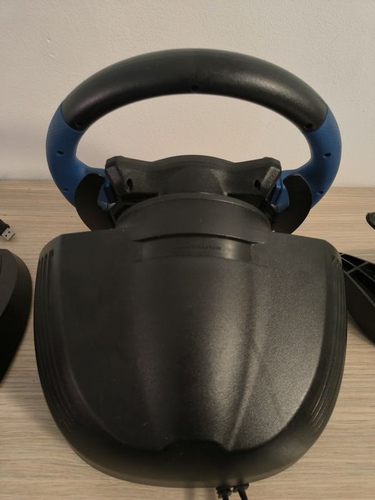 Volan Thrustmaster T150 în stare excelentă compatibil cu PC/PS4/PS3