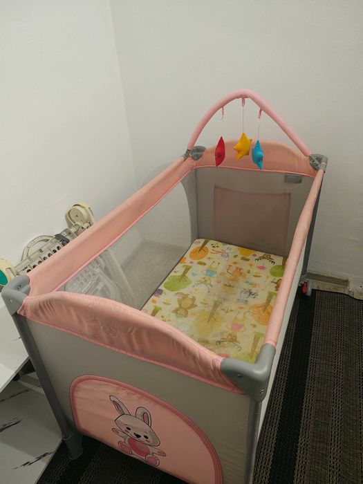 Pătuț roz bebelusi