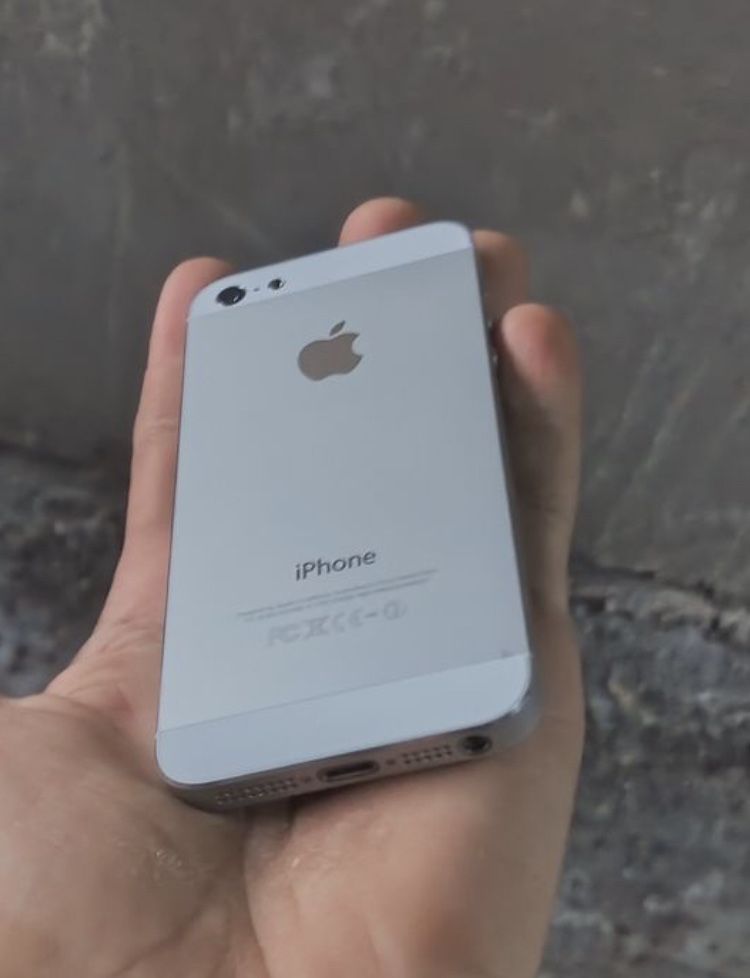 Iphone 5 sotiladi. Xolati ideal chotki