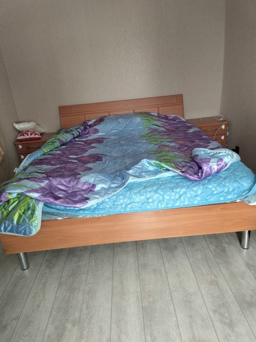 Продам двухспальной кровать с тумбочками