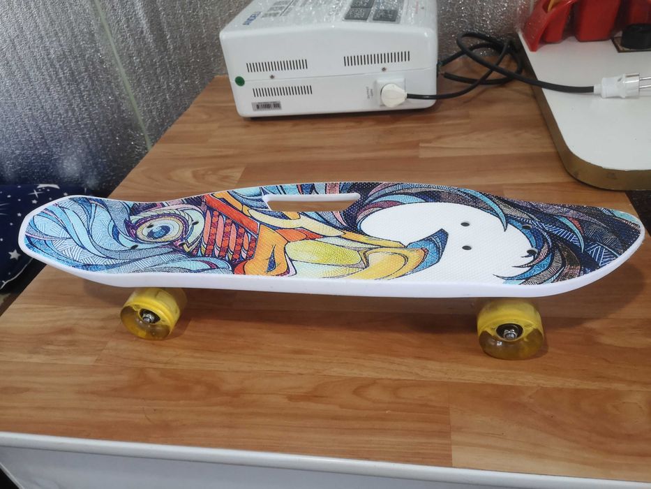 продается скейтборд в отличном состоянии ролики светятся