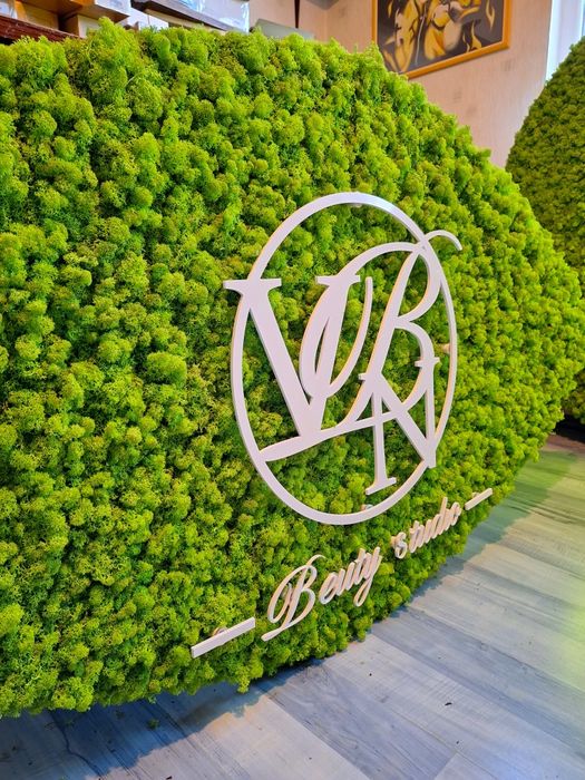 Рекламни пана от скандинавски мъх със светещи лога