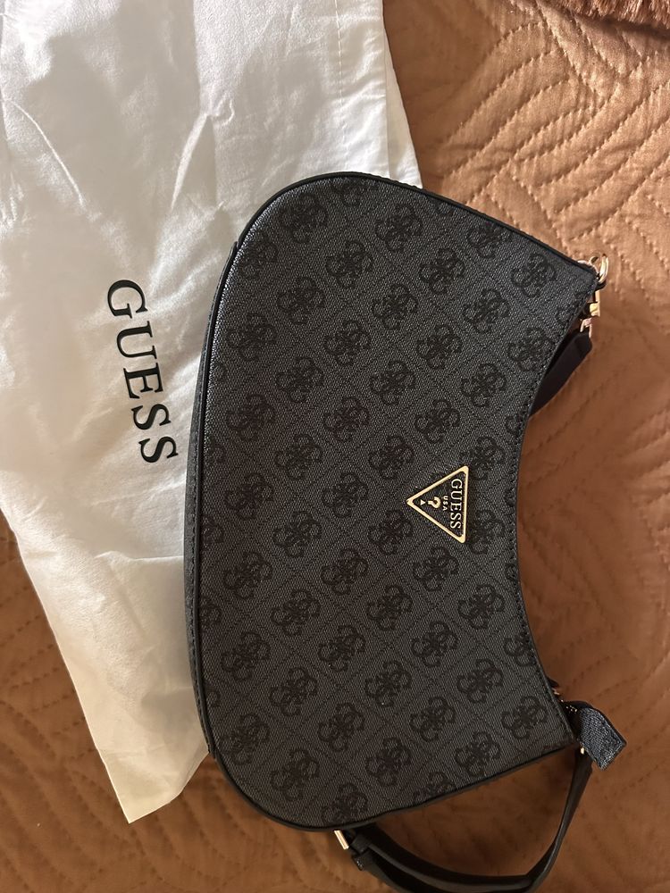 Оригинална черна чанта Guess.
