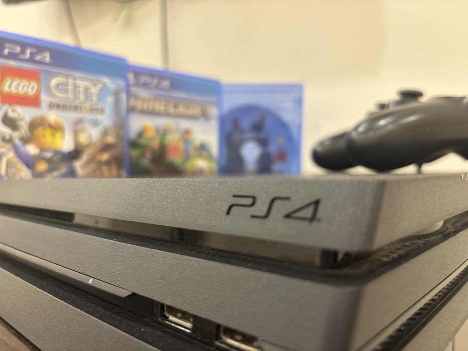 Продам пс4 pro по хорошей цене +5 дисков в подарак! (Оплата наличкой)