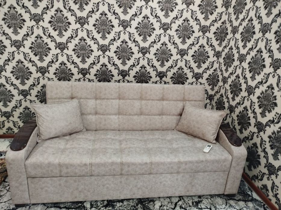 Диван раскладной бежевого цвета