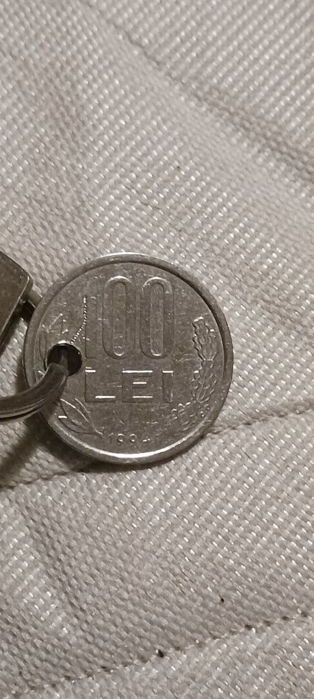 Vând moneda de 100 de lei , este din argint