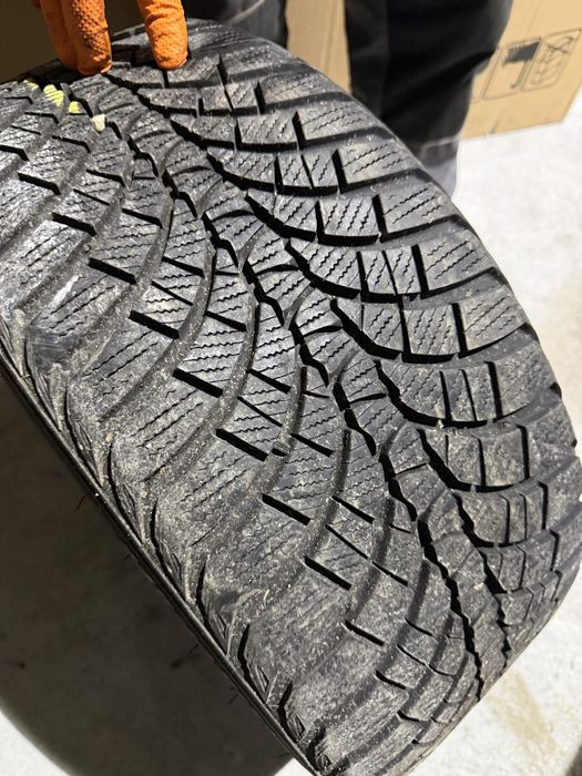 Vand caucicuri cu jante de iarna