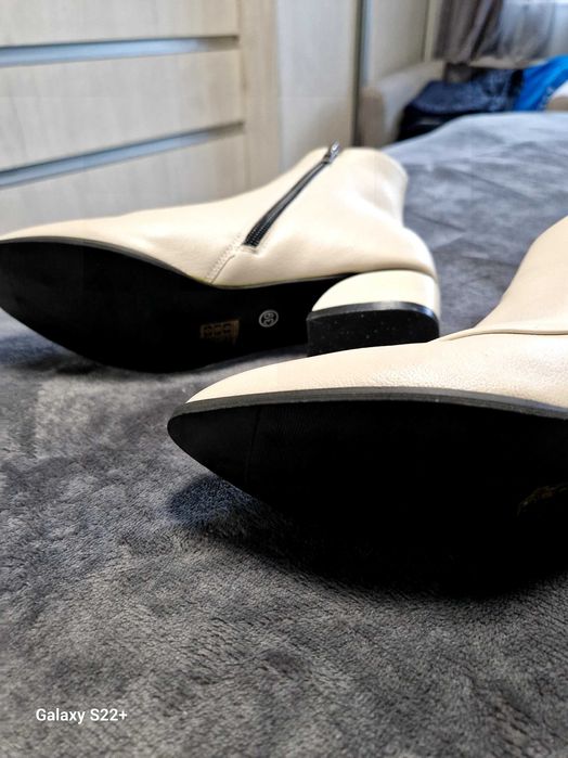 Продавам нови боти, изкуствена кожа,бежов цвят