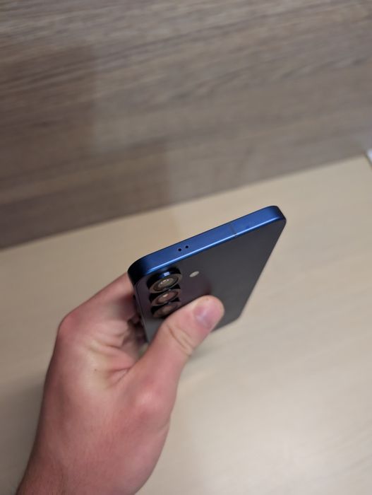 SAMSUNG S25 128gb ca nou! 8 cicluri de încărcare