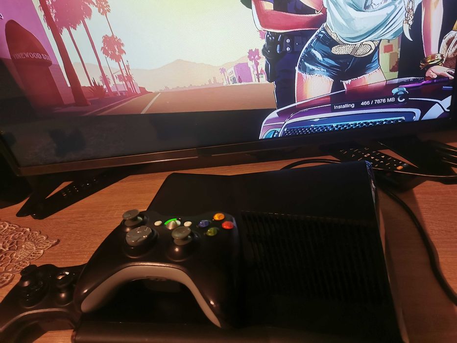 Xbox 360 s с три джойстика и игри