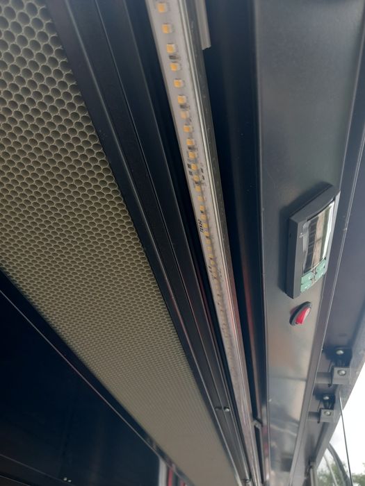 Vând vitrina frigorifica verticala