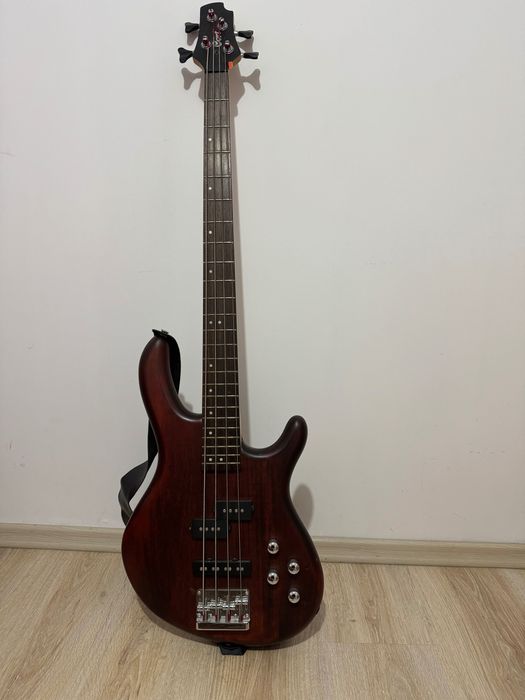 Продавам бас Китара Cort