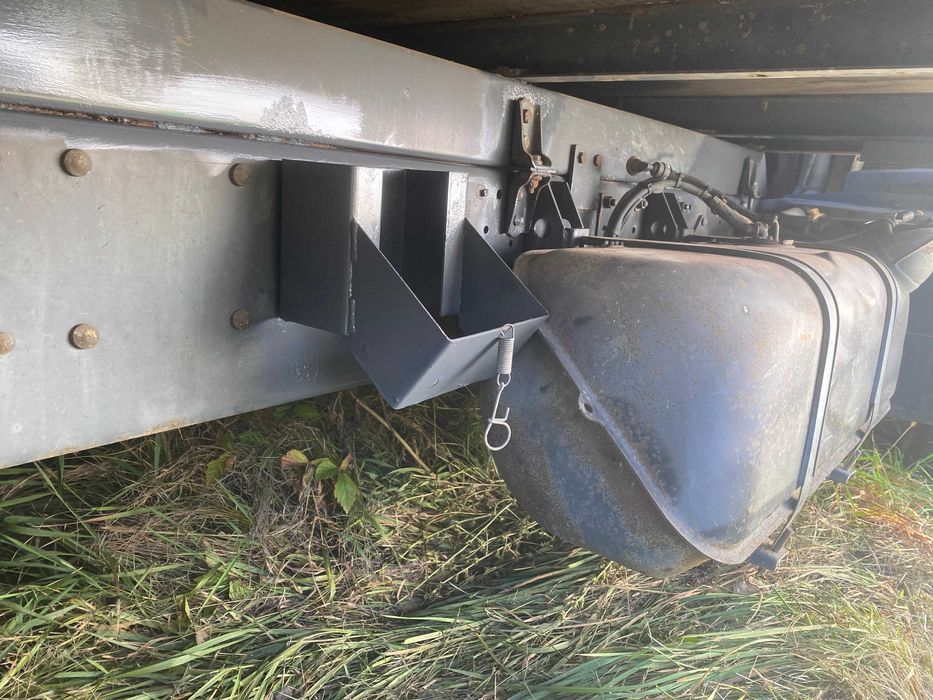 Camion apicol cu 76 stupi, lift, cabină extractie