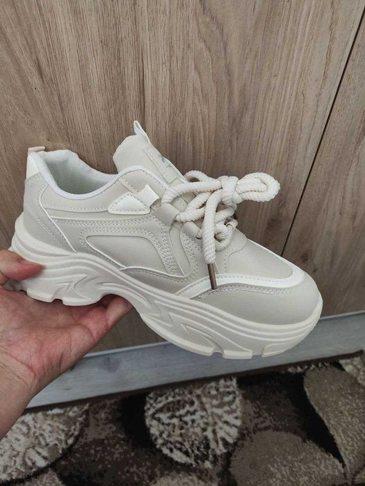 Продаются НОВЫЕ женский КРОССОВКИ