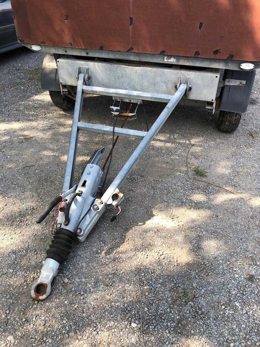 Camion cu macara si remorca cu axa viratoare
