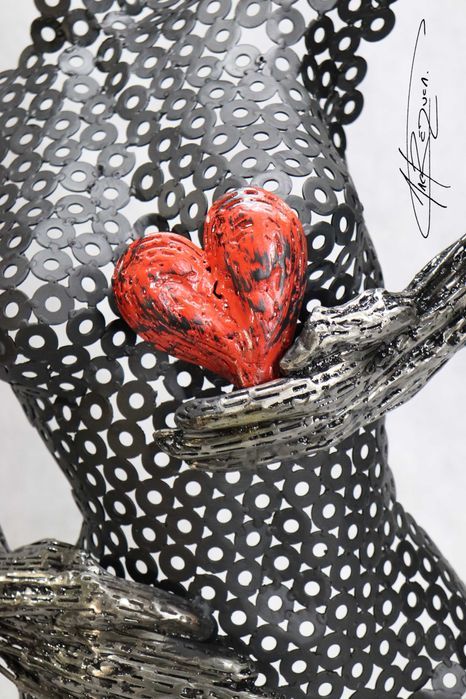 Sculptura bust cu maini si inima- saibe si fir de otel sudat.