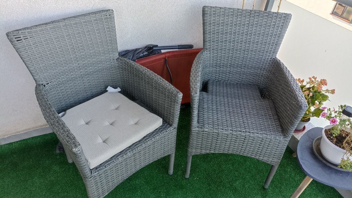 Scaunele sunt într-o stare foarte bună.