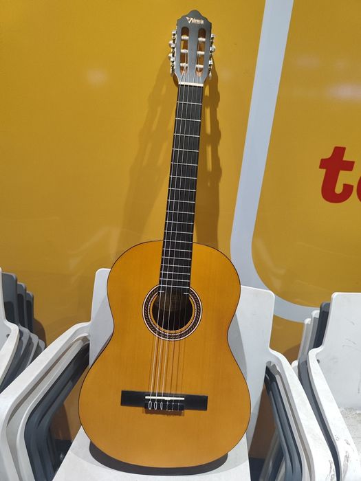 Gitara Valencia.