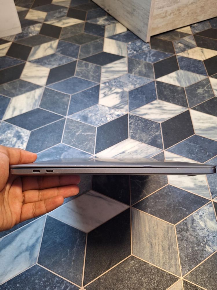 Продавам MacBook Pro 15inch i9 2019