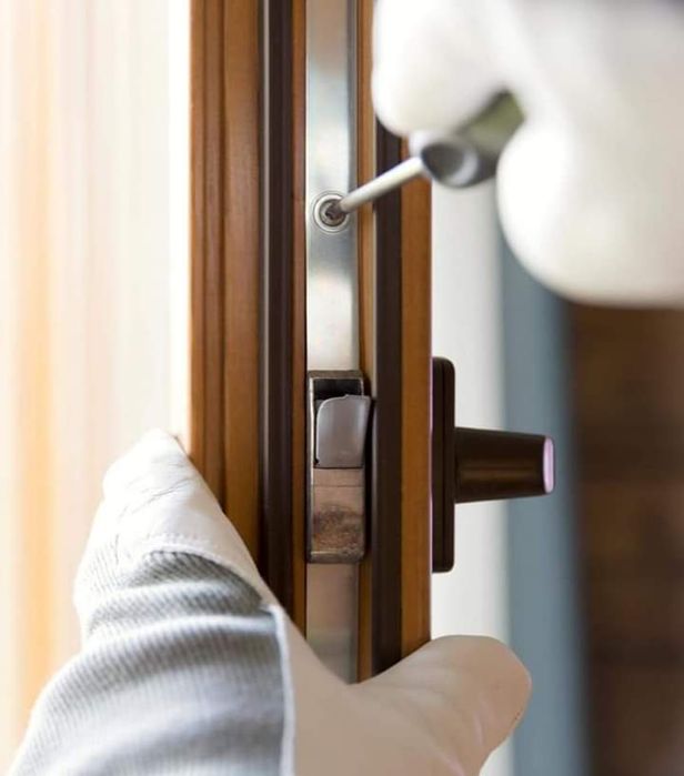 Reparatii usi metalice si ferestre termopan