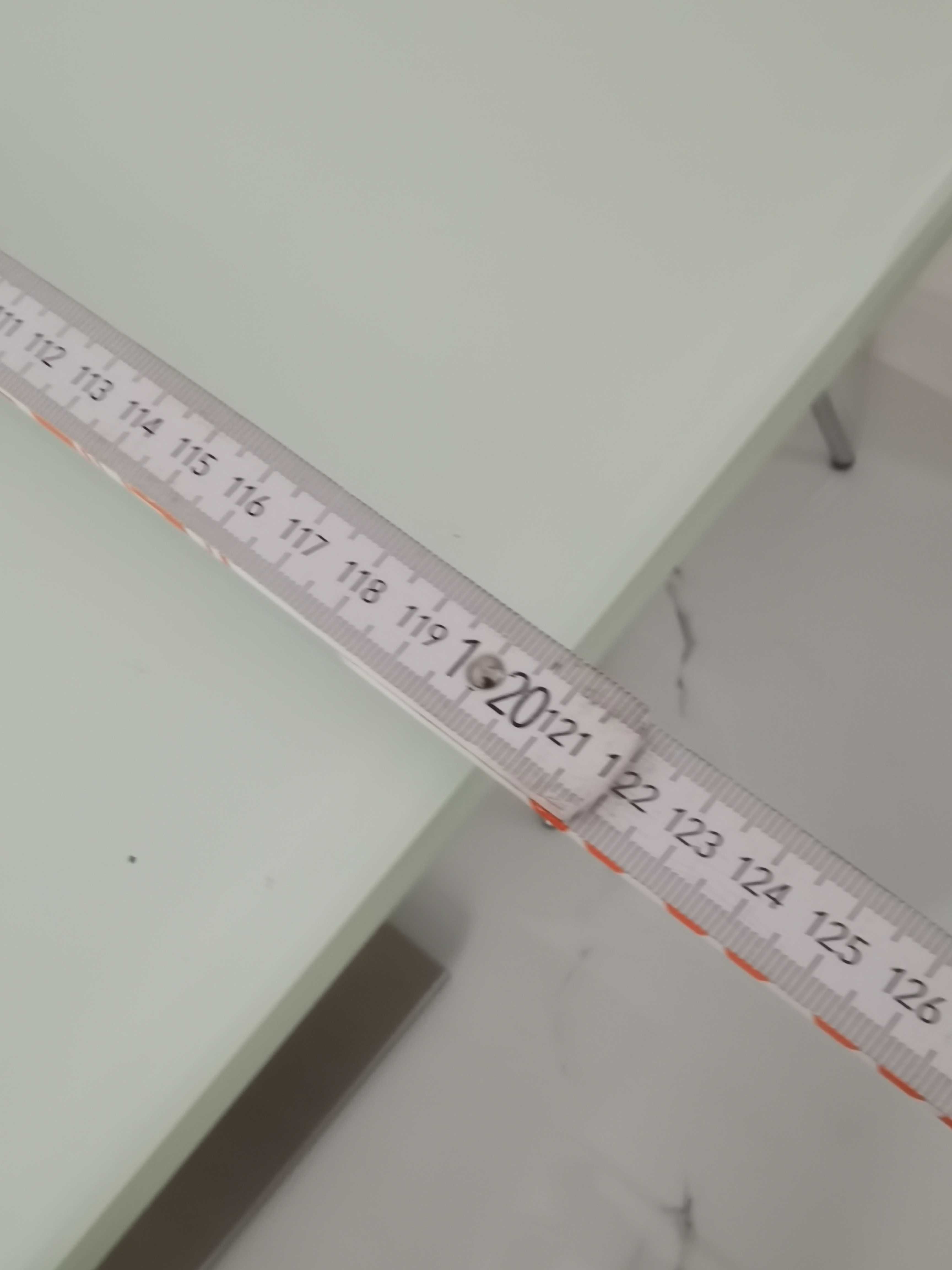 Продавам стъклена маса масивна