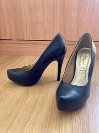 Елегантни черни обувки висок ток