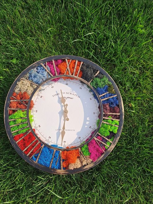 Ceas decorat licheni