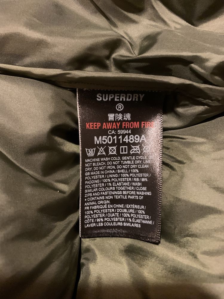 Чисто ново 100% Оригинално мъжко яке SUPERDRY. Размер М.