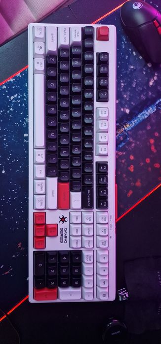 Vând tastatura urgent