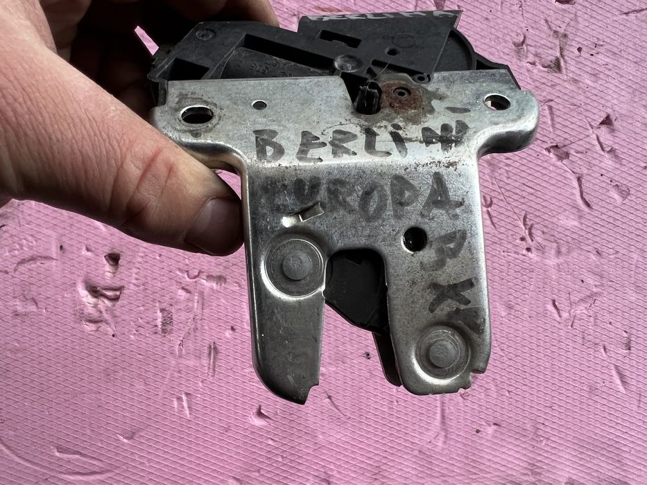 Broasca yala portbagaj haion vw passat b6 berlina sedan