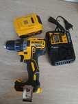 Mașină de găurit/înșurubat DeWalt XR 18V Brushless + 2 acumulatori