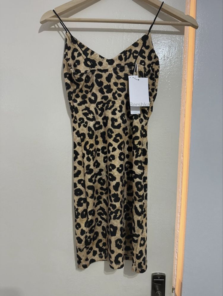 Vand rochie bershka cu eticheta