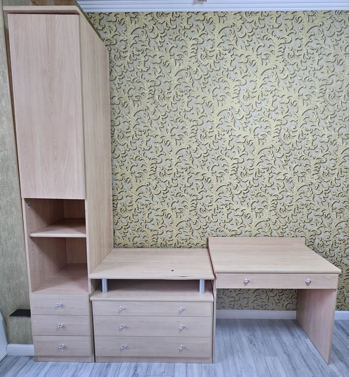 Продам шкафы, комод и стол
