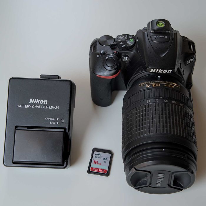 Огледална камера Nikon D5500, обектив 18-140мм, две батерии и SD карта