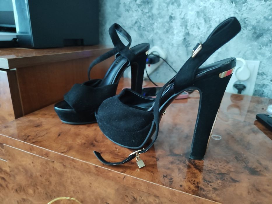 Продам босоножки