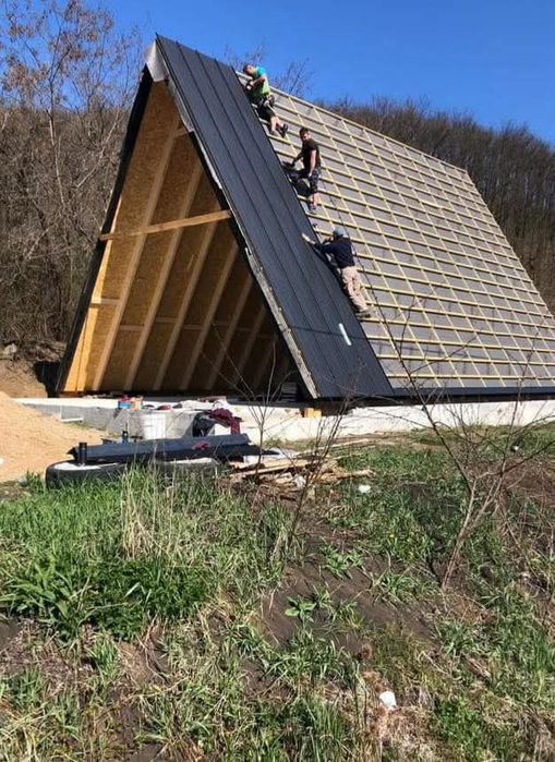 Casă din lemn modernă, cu un design unic și atrăgător. Structura triun