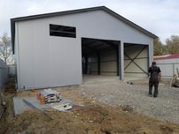 Vand hala pe structura metalica 12x25 invelita cu panouri sandwich .
N