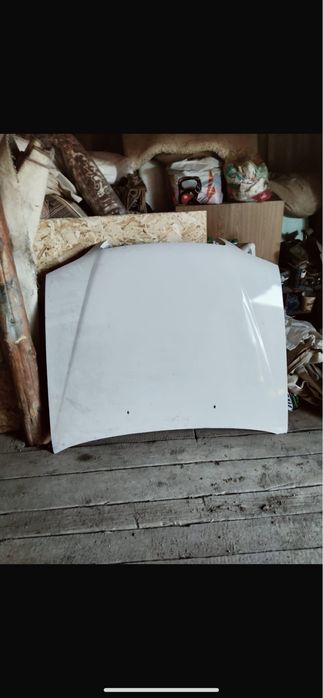 Капот на машину