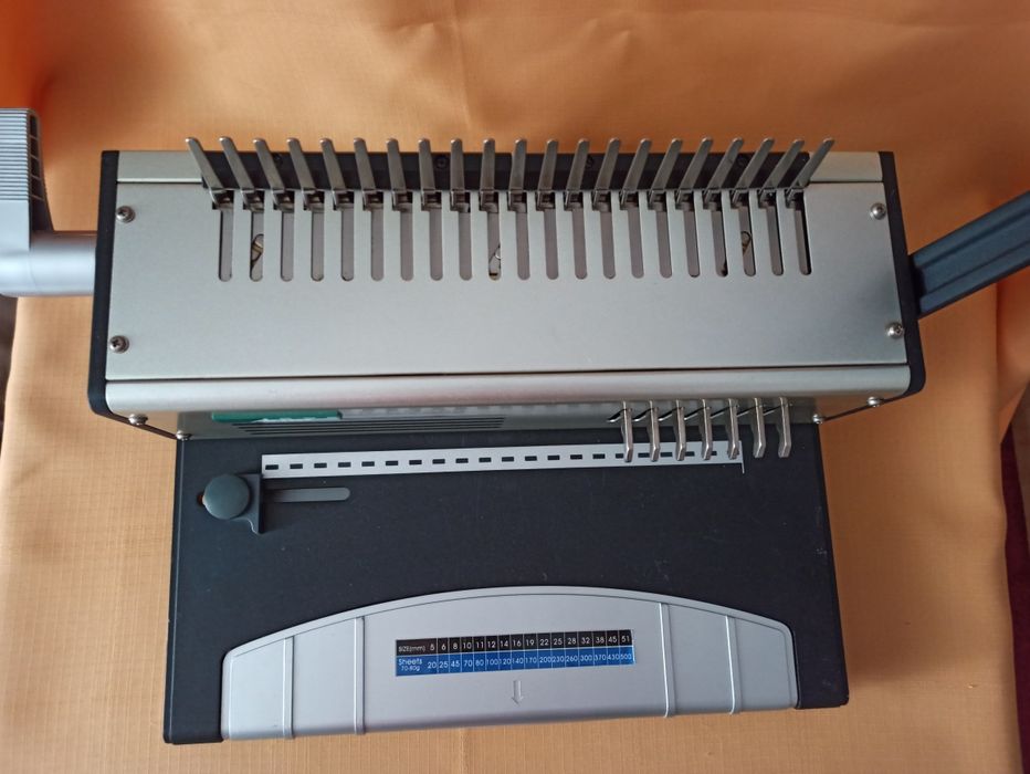 Aparat profesional ARTTER de perforat & indosariat cu șină din plastic