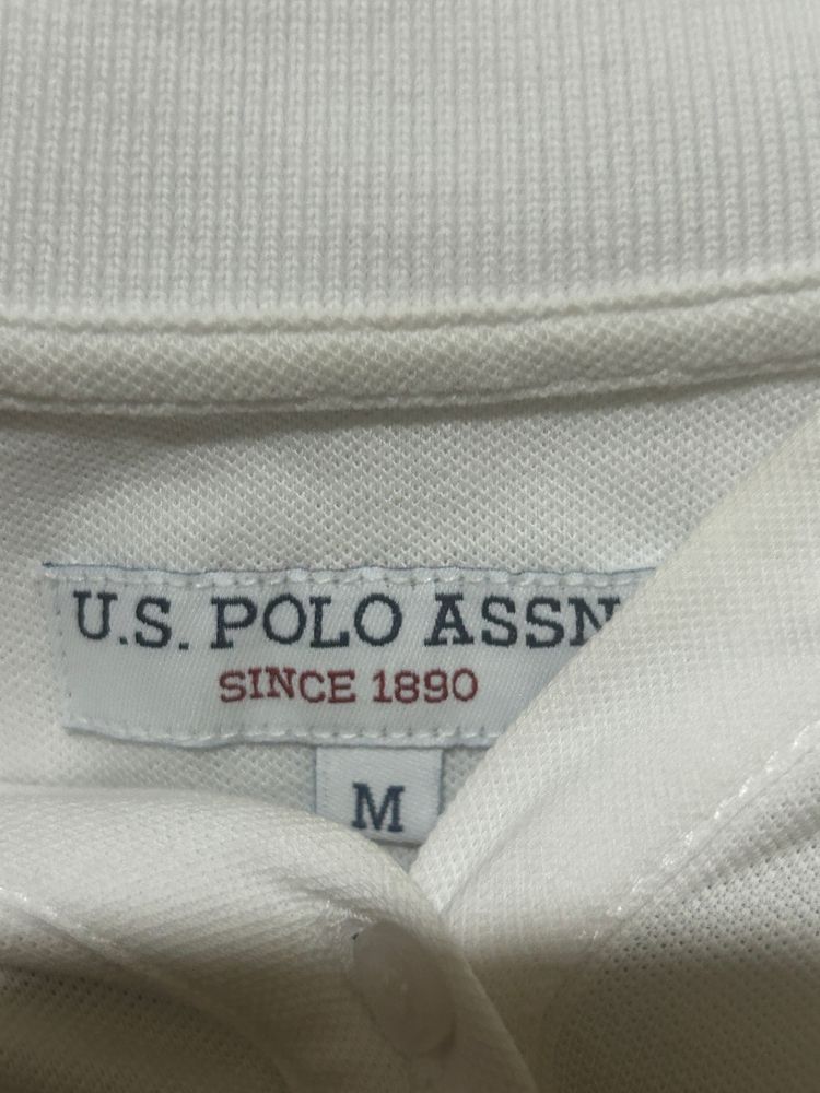 Продавам оригинална бяла тениска с яка U.S. Polo Assn. – размер M