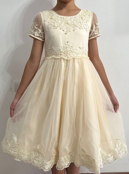 Продам красивое платье для девочки на возраст 9-11 лет