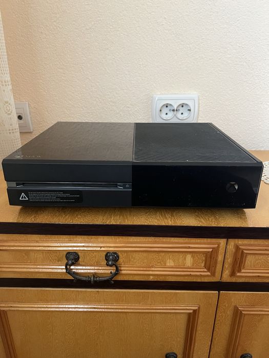 Xbox one в перфектно състояние без джойстик
